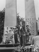 28.06.1981, Poznań, Polska.
Aktor Teatru Ósmego Dnia Marcin Kęszycki podczas uroczystości odsłonięcia Pomnika Ofiar Czerwca 1956. 
Fot. Joanna Helander, zbiory Ośrodka KARTA