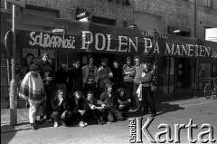 1981, Göteborg, Szwecja.
Uczestnicy festiwalu niezależnej kultury polskiej w Towarzystwie Maneten. W górnym rzędzie 4. z lewej Małgorzata Walas, 5. Marcin Kęszycki, 6. Lech Raczak, 8. Ewa Wójciak. W dolnym rzędzie od lewej: Adam Borowski, Tadeusz Janiszewski, Wojciech Wołyński, Tomasz Stachowski, Roman Radomski. 
Fot. Joanna Helander, zbiory Ośrodka KARTA