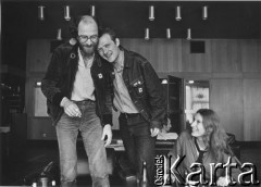 28.06.1981, Poznań, Polska.
Adam Michnik (w środku) w dniu uroczystości odsłonięcia Pomnika Ofiar Czerwca 1956. Z lewej stoi poeta Ryszard Krynicki.
Fot. Joanna Helander, zbiory Ośrodka KARTA