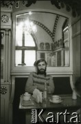 Lata 80., brak miejsca.
Pisarz i tłumacz Julian Kornhauser. 
Fot. Joanna Helander, zbiory Ośrodka KARTA