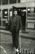Brak daty, Poznań, Polska.
Poeta Stanisław Barańczak przed siedzibą Uniwersytetu im. Adama Mickiewicza.
Fot. Joanna Helander, zbiory Ośrodka KARTA