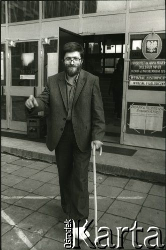 Brak daty, Poznań, Polska.
Poeta Stanisław Barańczak przed siedzibą Uniwersytetu im. Adama Mickiewicza.
Fot. Joanna Helander, zbiory Ośrodka KARTA