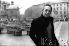 Marzec 1976, Kraków, Polska.
Andrzej Wajda (1926-2016) na Rynku Głównym. Reżyser w 2000 roku otrzymał Nagrodę Akademii Filmowej (Oscara) za całokształt twórczości. W tle kościół św. Wojciecha.
Fot. Joanna Helander, zbiory Ośrodka KARTA