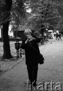 2015, Kraków, woj. krakowskie, Polska.
Ewa Lipska, poetka, na Plantach.
Fot. Joanna Helander, zbiory Ośrodka KARTA