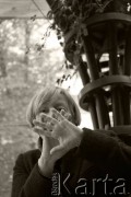 2014, Kraków, woj. krakowskie, Polska.
Ewa Lipska, poetka, na Plantach.
Fot. Joanna Helander, zbiory Ośrodka KARTA