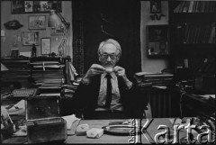 1982, Kraków, woj. krakowskie, Polska.
Kornel Filipowicz, pisarz, przy stole z filiżanką herbaty.
Fot. Joanna Helander, zbiory Ośrodka KARTA