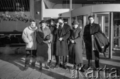 Grudzień 1996, Sztokholm, Szwecja.
Pożegnalna fotografia wykonana przed Grand Hotelem. Od lewej stoją: Jerzy Illig, Wisława Szymborska (laureatka Nagrody Nobla w dziedzinie literatury, 1996), Mika Larsson, Artur Sedler (z aparatem), Teresa Walas, Michał Rusinek.
Fot. Joanna Helander, zbiory Ośrodka KARTA