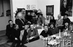 Lata 90., prawdopodobnie Sztokholm, Szwecja.
Spotkanie u Andersa Bodegårda, slawisty i tłumacza. W pierwszym rzędzie od lewej siedzą Michał Rusinek, Marta Prochowicz, Ryszard Krynicki, Jezy Illig, Bo Persson, Claire Cavanagh. W drugim rzędzie, od lewej stoją Anders Bodegård, Marta Wyka, dalej siedzą Piotr Sommer z żoną, Tadeusz Nyczek, Krystyna Krynicka, Lars Kleberg, Teresa Walas.
Fot. Joanna Helander, zbiory Ośrodka KARTA