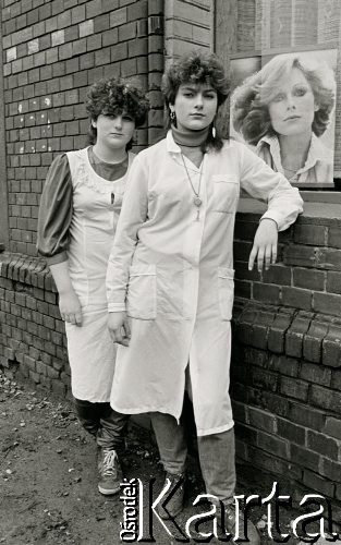 1982, Ruda Śląska, Polska. 
Fryzjerki.
Fot. Joanna Helander, zbiory Ośrodka KARTA 
