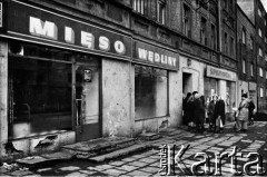 1976-1977, Polska.
Witryna sklepu mięsnego, w głębi kolejka.
Fot. Joanna Helander, zbiory Ośrodka KARTA