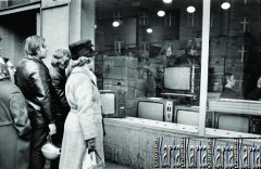 Lata 70., Polska.
Witryna sklepu z telewizorami, obok ludzie w kolejce.
Fot. Joanna Helander, zbiory Ośrodka KARTA