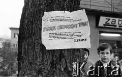 Listopad 1980, Polska.
Plakat informujący o strajku okupacyjnym przedstawicieli służby zdrowia, oświaty i kultury w Urzędzie Wojewódzkim w Gdańsku.
Fot. Joanna Helander, zbiory Ośrodka KARTA