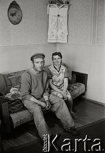 Ok. 1980, Polska.
Pracownicy PGR-u.
Fot. Joanna Helander, zbiory Ośrodka KARTA
