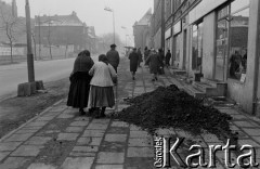 1976, Ruda Śląska, Polska.
Przechodnie na ulicy Wolności.
Fot. Joanna Helander, zbiory Ośrodka KARTA