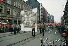 1980, Katowice, woj. katowickie, Polska.
Harcerze idący w pochodzie pierwoszomajowym.
Fot. Joanna Helander, zbiory Ośrodka KARTA