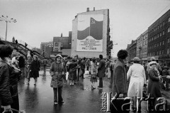 1979, Katowice, woj. katowickie, Polska.
Centrum miasta. W tle mural propagandowy z okazji 35-lecia PRL.
Fot. Joanna Helander, zbiory Ośrodka KARTA