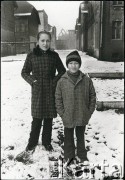 Lata 70., Ruda Śląska, woj. katowickie, Polska.
Rodzeństwo Bobrek na podwórku.
Fot. Joanna Helander, zbiory Ośrodka KARTA