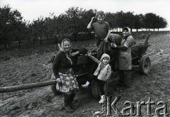 Lata 70., Polska.
Rodzina na wsi.
Fot. Joanna Helander, zbiory Ośrodka KARTA