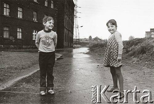 1976-1977, Katowice, Polska.
Dzielnica Szopienice, dzieci grające w gumę.
Fot. Joanna Helander, zbiory Ośrodka KARTA 
