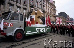 1980, Katowice, woj. katowickie, Polska.
Górnicy idący w pochodzie pierwoszomajowym.
Fot. Joanna Helander, zbiory Ośrodka KARTA