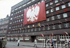 1980, Katowice, woj. katowickie, Polska.
Dekoracje miejskie z okazji obchodów święta 1 maja.
Fot. Joanna Helander, zbiory Ośrodka KARTA