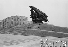 1980, Katowice, woj. katowickie, Polska.
Pomnik Żołnierza Polskiego autorstwa Bronisława Chromego i Jerzego Pilitowskiego. W tle Osiedle Paderewskiego-Muchowiec.
Fot. Joanna Helander, zbiory Ośrodka KARTA