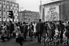 1979, Katowice, woj. katowickie, Polska.
Tłum na Rynku. Po lewej stronie Spółdzielczy Dom Handlowy „Zenit, po prawej budynek zasłonięty przez plakat propagandowy z wizerunkiem Włodzimierza Lenina.
Fot. Joanna Helander, zbiory Ośrodka KARTA