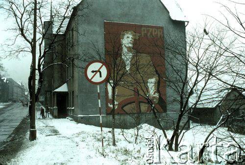 Lata 70., Polska.
Plakat propagandowy na elewacji budynku.
Fot. Joanna Helander, zbiory Ośrodka KARTA