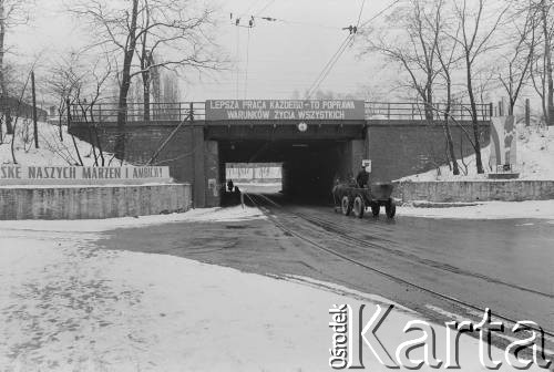 1976-1978, Ruda Śląska, woj. katowickie, Polska.
Przejazd pod wiaduktem.
Fot. Joanna Helander, zbiory Ośrodka KARTA