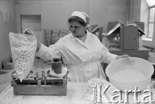 1976-1978, Ruda Śląska, woj. katowickie, Polska.
Kobieta przy wadze w fabryce cukierków.
Fot. Joanna Helander, zbiory Ośrodka KARTA