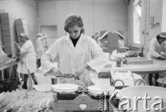 1976-1978, Ruda Śląska, woj. katowickie, Polska.
Kobieta przy wadze w fabryce cukierków.
Fot. Joanna Helander, zbiory Ośrodka KARTA