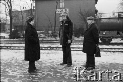 1976-1978, Ruda Śląska, woj. katowickie, Polska.
Emilia, Andrzej i Gerard Koszyk na peronie dworca w Rudzie Śląskiej.
Fot. Joanna Helander, zbiory Ośrodka KARTA