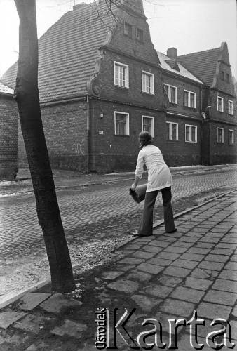 1976-1978, Ruda Śląska, woj. katowickie, Polska.
Kobieta wylewająca nieczystości do rynsztoka przy ulicy Kościelnej.
Fot. Joanna Helander, zbiory Ośrodka KARTA