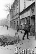 1976-1978, Kraków, Polska.
Mężczyzna niosący węgiel przy ul. Siennej.
Fot. Joanna Helander, zbiory Ośrodka KARTA