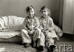 1982, Kraków, Polska.
Bliźniaczki Joanna i Karolina Bieszczad.
Fot. Joanna Helander, zbiory Ośrodka KARTA