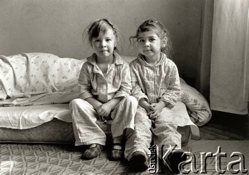 1982, Kraków, Polska.
Bliźniaczki Joanna i Karolina Bieszczad.
Fot. Joanna Helander, zbiory Ośrodka KARTA