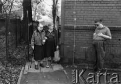 1977, Ruda Śląska, woj. katowickie, Polska.
Maria Hajduga (w centrum) ze swoją szwagierką i niewidomym w domu starców.
Fot. Joanna Helander, zbiory Ośrodka KARTA