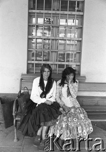 Lata 70., Żywiec, woj. bielskie, Polska.
Cyganki. Po prawej siedzi niewidoma.
 Fot. Joanna Helander, zbiory Ośrodka KARTA