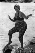 Lata 80., Stillingson, Szwencja.
Emilia Koszyk nad brzegiem morza.
Fot. Joanna Helander, zbiory Ośrodka KARTA