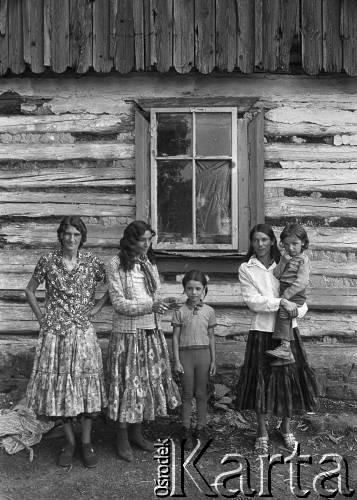 Lata 70., Żywiec, woj. bielskie, Polska.
Cyganki z dziećmi i niewidomą.
 Fot. Joanna Helander, zbiory Ośrodka KARTA