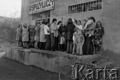 1979, Przybysławice, woj. krakowskie, Polska.
Kolejka przed sklepem spożywczym.
Fot. Joanna Helander, zbiory Ośrodka KARTA