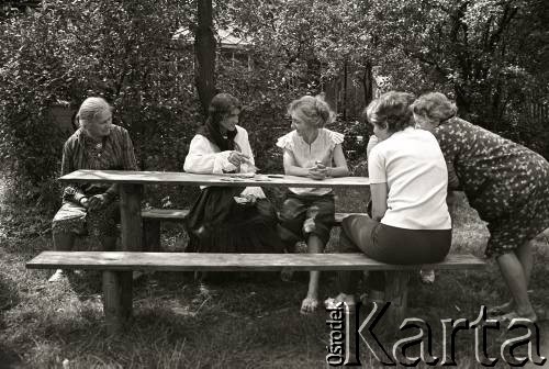 Lata 70., Żywiec, woj. bielskie, Polska.
Cyganka wróży z kart. 1 z lewej siedzi Maria Hajduga.
 Fot. Joanna Helander, zbiory Ośrodka KARTA