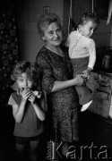 Lata 80., Rabka Zdrój, woj. nowosądeckie, Polska.
Halina Zacharczuk z wnukami.
Fot. Joanna Helander, zbiory Ośrodka KARTA