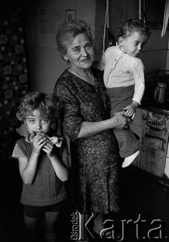 Lata 80., Rabka Zdrój, woj. nowosądeckie, Polska.
Halina Zacharczuk z wnukami.
Fot. Joanna Helander, zbiory Ośrodka KARTA