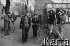 1985, Ruda Śląska, Polska.
Kręcenie filmu Joanny Helander i Bo Perssona, z prawej operator Leszek Skuza, obok niego Bo Persson, 2. z lewej Lech Raczak.
Fot. Joanna Helander, zbiory Ośrodka KARTA