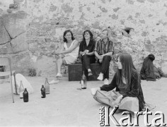 1986, Castelsardo, Sardynia, Włochy.
Od lewej siedzą aktorzy Teatru Ósmego Dnia: Tomasz Stachowski, Barbara Theobaldt, Tadeusz Janiszewski i fotografka Joanna Helander.
Fot. Bo Persson, zbiory Ośrodka KARTA