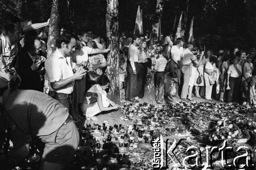 1.08.1981, Warszawa, Polska.
Dolinka Katyńska na Cmentarzu Powązkowskim. Uroczystość w rocznicę wybuchu Powstania Warszawskiego w miejscu, w którym 31 lipca stanął Krzyż Katyński - pomnik ofiar zbrodni katyńskiej usunięty nocą przez Służbę Bezpieczeństwa.
Fot. Anna Pietuszko, zbiory Ośrodka KARTA