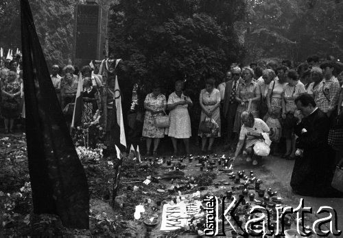 1.08.1981, Warszawa, Polska.
Dolinka Katyńska na Cmentarzu Powązkowskim. Uroczystość w rocznicę wybuchu Powstania Warszawskiego w miejscu, w którym 31 lipca stanął Krzyż Katyński - pomnik ofiar zbrodni katyńskiej usunięty nocą przez Służbę Bezpieczeństwa. Klęczy ksiądz Stanisław Małkowski.
Fot. Anna Pietuszko, zbiory Ośrodka KARTA