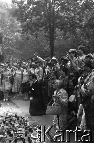 1.08.1981, Warszawa, Polska.
Dolinka Katyńska na Cmentarzu Powązkowskim. Uroczystość w rocznicę wybuchu Powstania Warszawskiego w miejscu, w którym 31 lipca stanął Krzyż Katyński - pomnik ofiar zbrodni katyńskiej usunięty nocą przez Służbę Bezpieczeństwa. Klęczy ksiądz Stanisław Małkowski.
Fot. Anna Pietuszko, zbiory Ośrodka KARTA