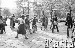 1982-1983, Warszawa, Polska.
Stan wojenny, ludzie zbierają z chodnika rozrzucone ulotki.
Fot. Anna Pietuszko, zbiory Ośrodka KARTA